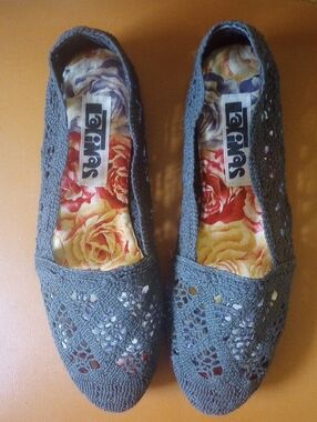 LIKE NEW Latinas Neutral Black Lace-Look Fabric Flat Shoes, Size 7M